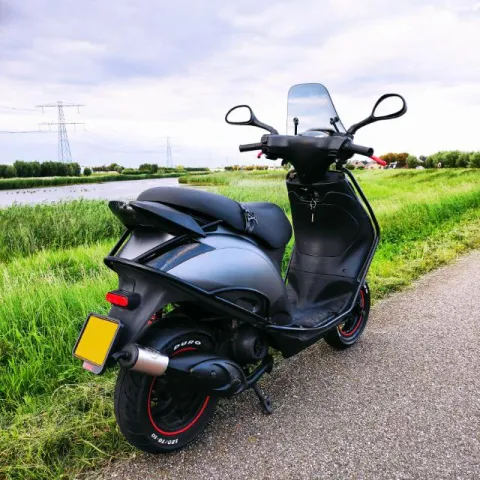 Piaggio Zip SP met een Barizzo-achterbeugel uit de aangeleverde productbrochure