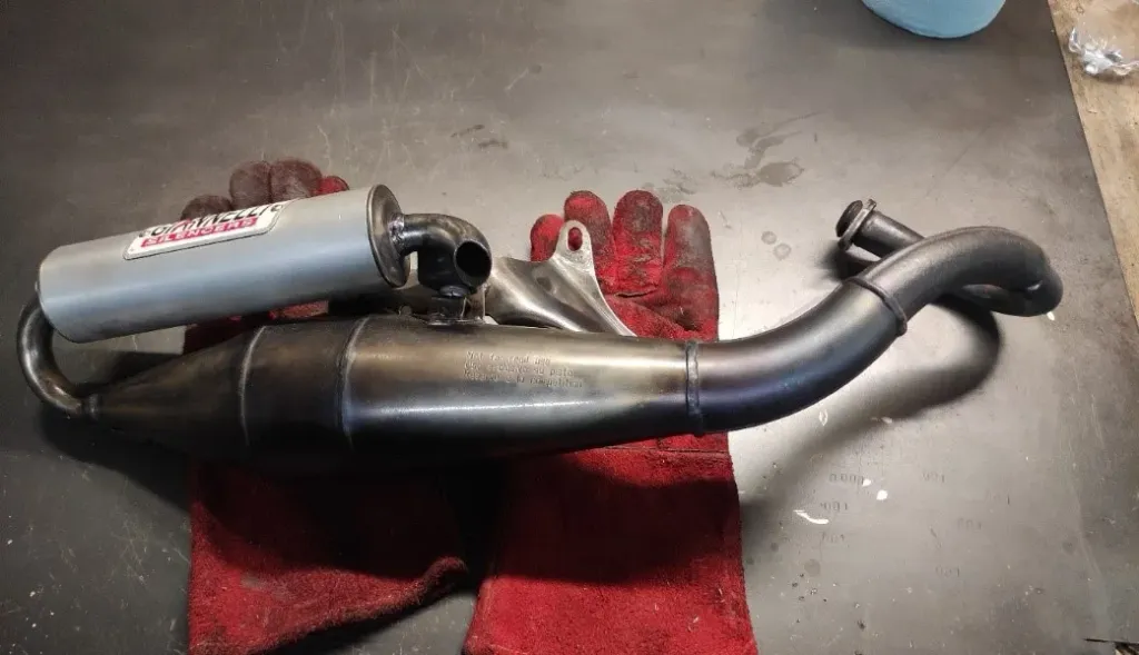 Uitlaat met hittebestendige coating op de werkbank